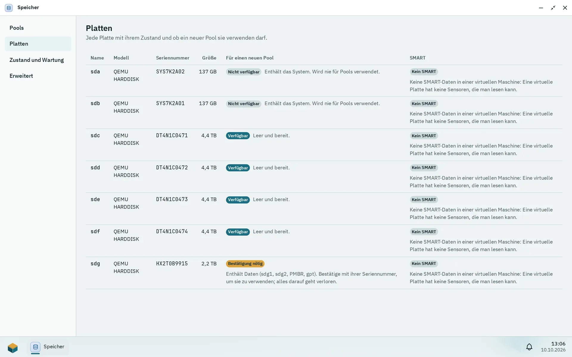 Speicher, Platten, mit der Spalte Für einen neuen Pool: zwei Systemplatten Nicht verfügbar, vier leere Platten Verfügbar und eine Platte mit Partitionen Bestätigung nötig